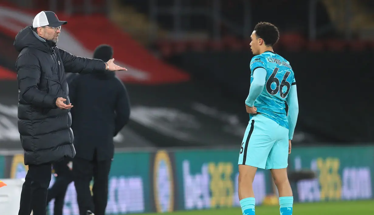 Pelatih Liverpool, Jurgen Klopp, memberikan arahan kepada Trent Alexander-Arnold saat menghadapi Southampton pada laga lanjutan Liga Inggris, Selasa (5/1/2021). Liverpool takluk 0-1 menghadapi Southampton. (AFP/Adam Davy/pool)