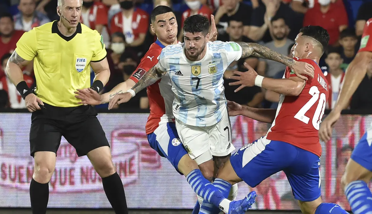 Argentina pun berulang kali memiliki peluang. Lagi-lagi pertahanan solid Paraguay masih belum mampu ditembus Rodrigo de Paul (tengah) dan kawan-kawan. (AFP/Norberto Duarte)