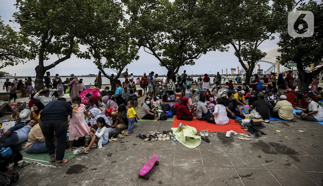 Suasana pengunjung di Pantai Karnaval Ancol, Jakarta, Jumat (14/5/2021). Ancol dibuka khusus bagi warga ber-KTP DKI Jakarta dan membatasi jumlah wisatawan dengan kapasitas 30 persen. (Liputan6.com/Johan Tallo)