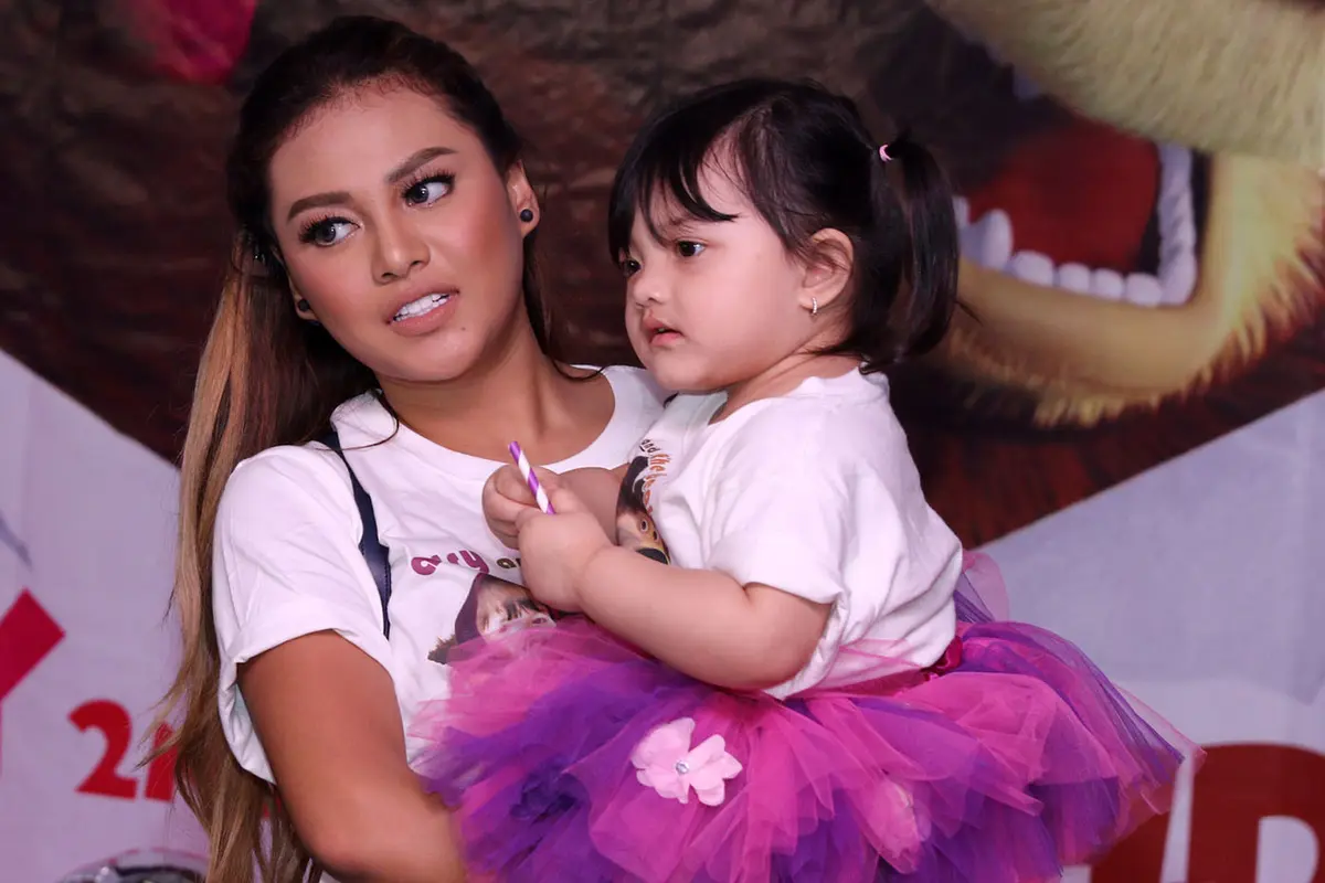 Aurel Hermansyah bersama adik, Arsy