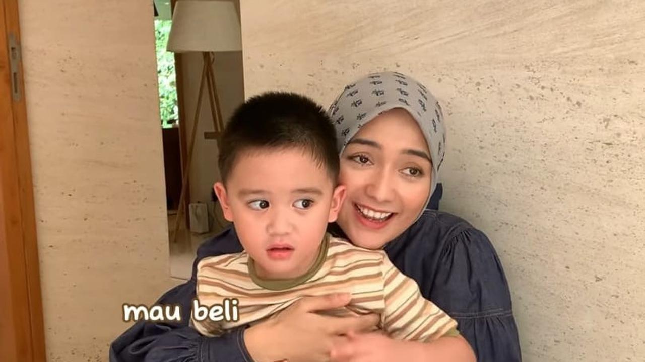 Momen Athar Berani Pegang Ular