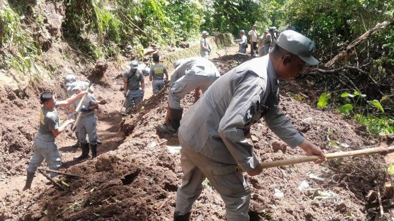 Bakamla Bersihkan Longsor Sitaro, Akses Kampung Makoa Kembali Terbuka Pasca Banjir Bandang
