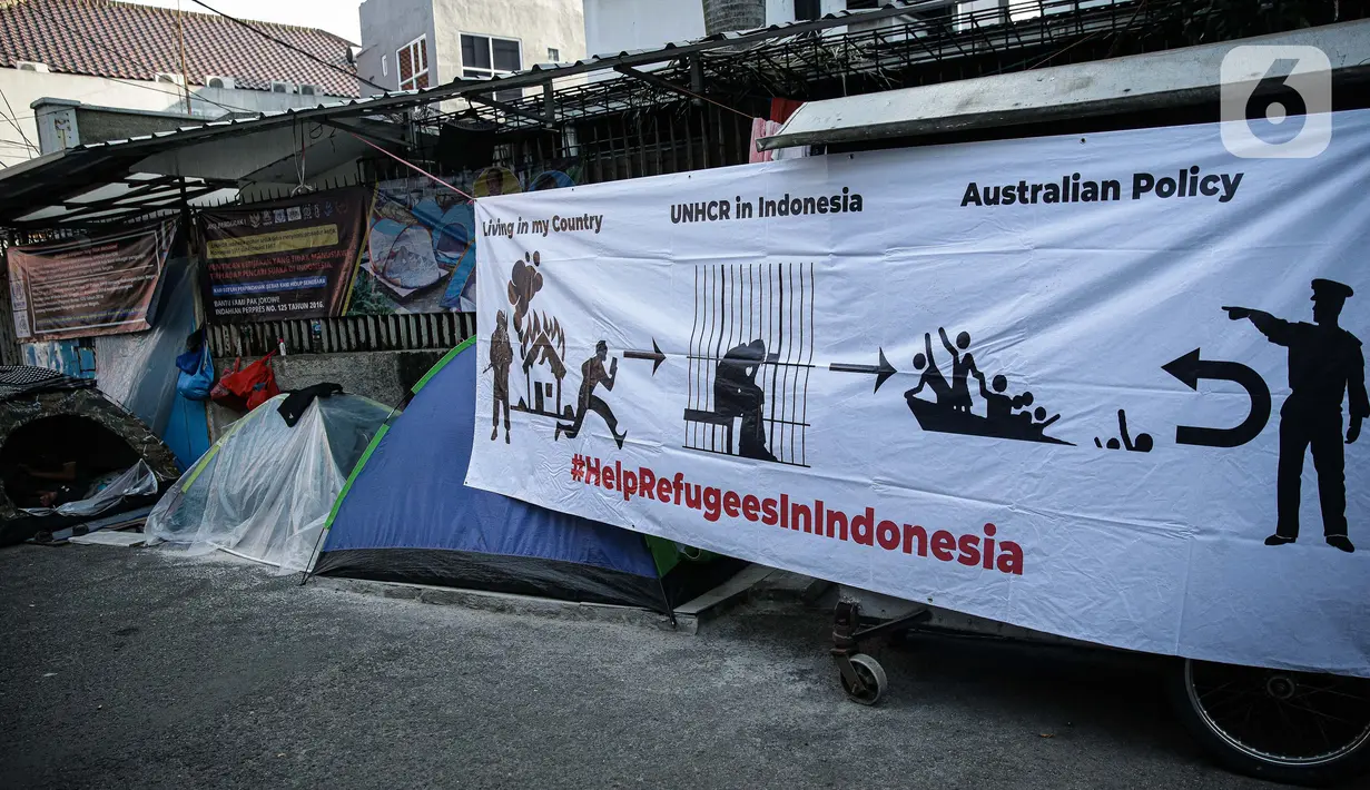 Deretan tenda pengungsi Afghanistan yang didirikan di trotoar Kawasan Kebon Sirih, Jakarta, Kamis (26/8/2021). Sebanyak 20 pengungsi asal Afghanistan kembali menempati trotoar dengan harapan bisa diterbangkan ke negara lain dan mendapatkan kehidupan yang lebih layak. (Liputan6.com/Faizal Fanani)