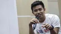 Pebasket nasional, Andakara Prastawa, menjawab pertanyaan usai nonton bareng laga NBA di Kolese Kanisius, Jakarta, Kamis (19/10/2017). (Bola.com/Vitalis Yogi Trisna)