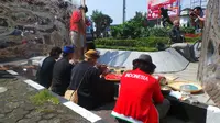 aksi teatrikal didepan patung sepakbola di Bandung (Okan Firdaus)
