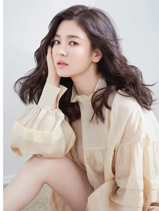 Mantan istri Song Joong Ki ini beberapa waktu lalu menjalani wawancara dengan majalah W Korea. Dalam sesi wawancaranya tersebut, ia menceritakan peran penting perhiasan yang dipakai seseorang. (Instagram/kyo1122)