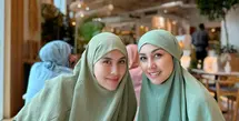 Keluarga Raffi Ahmad diketahui sedang menjalani ibadah haji bersama. Termasuk kedua adik perempuannya, Nisya Ahmad dan Syahnaz Sadiqah. [Foto: Instagram/nissyaa]