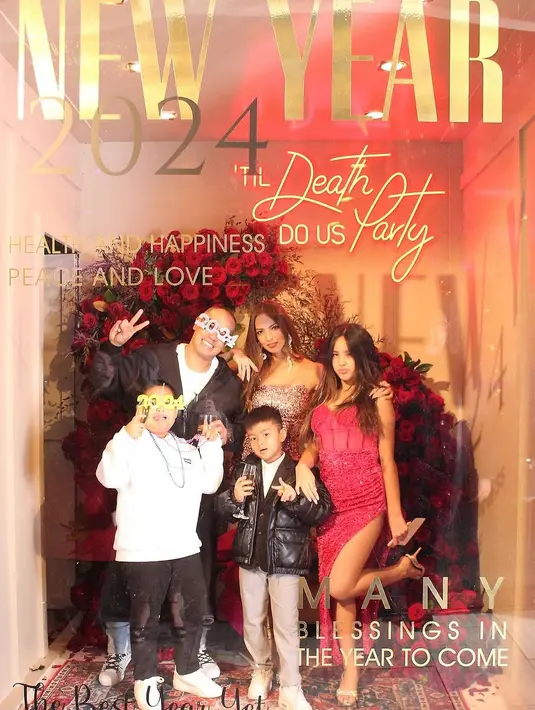 Disempurnakan dengan pulasan makeup soft glam. Sementara rambut coklatnya dibiarkan tergerai.