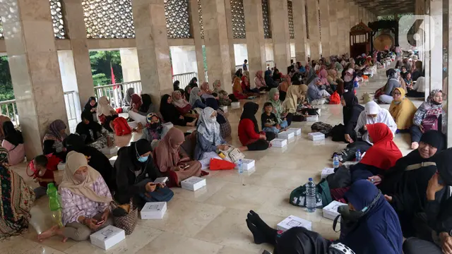 Ribuan Umat Muslim Berbuka Puasa Pertama di Masjid Istiqlal Jakarta