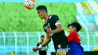 Bek Bali United, Andhika Wijaya menghalau bola saat bersua Arema Cronus U-21 di Stadion Kanjuruhan, Kabupaten Malang, Sabtu (20/8/2016). (Bola.com/Iwan Setiawan)