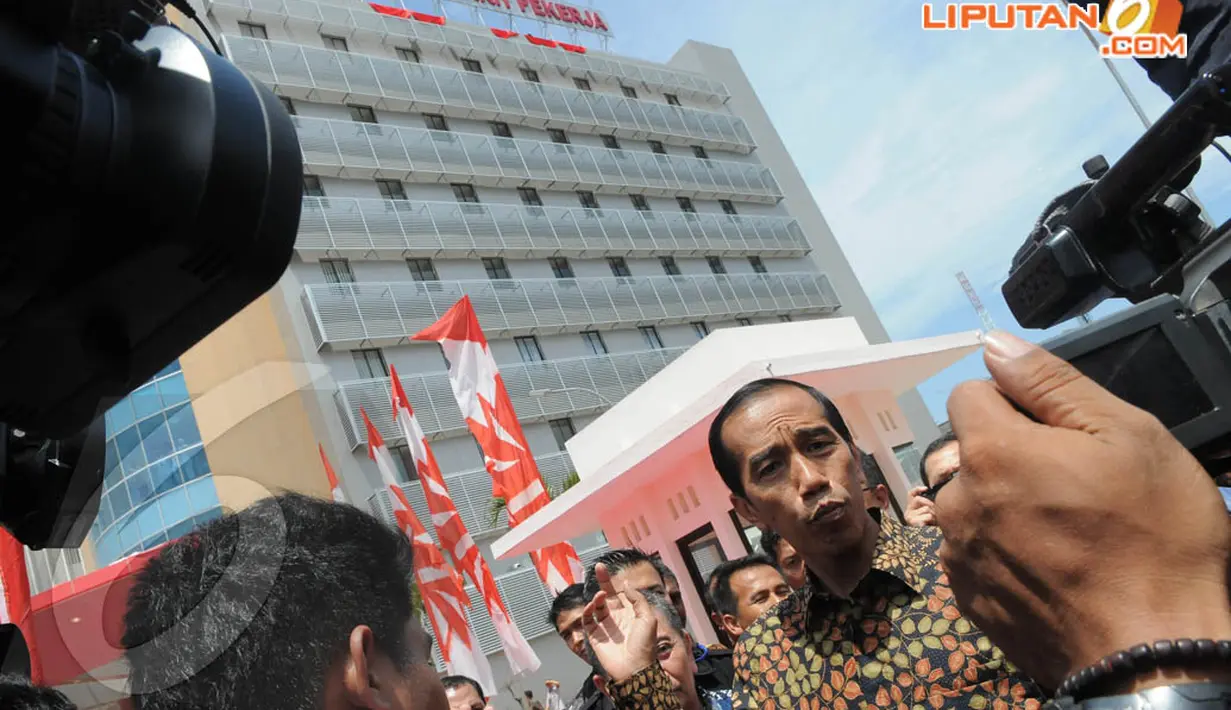 Usai acara Jokowi langsung dikerumuni wartawan. Tampak di belakang Jokowi Rumah Sakit Umum Pekerja Kawasan Berikat Nusantara di Cilincing, Jakarta Utara, Selasa (8/4/2014) (Liputan6.com/Herman Zakharia).