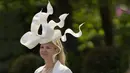 Seorang penonton tiba dengan mengenakan pakaian berornamen pada hari pertama pacuan kuda Royal Ascot di Ascot, Inggris, Selasa (15/6/2021). Balap kuda eksklusif yang hanya dihadiri oleh kalangan elit Inggris itu menjadi tradisi tahunan sejak tahun 1711. (AP Photo/Alastair Grant)