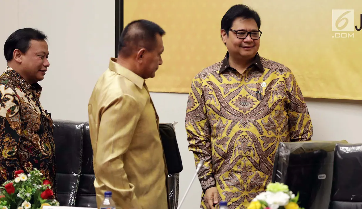 Ketum DPP Golkar Airlangga Hartarto saat pembukaan seminar kebangsaan dengan tema "Mewujudkan Pemilu 2019 yang Damai, Bersih, dan Bermartabat" di Nusantara I, Ruang KK, Kompleks Parlemen, Senayan, Jakarta, Senin (15/10). (Liputan6.com/Johan Tallo)