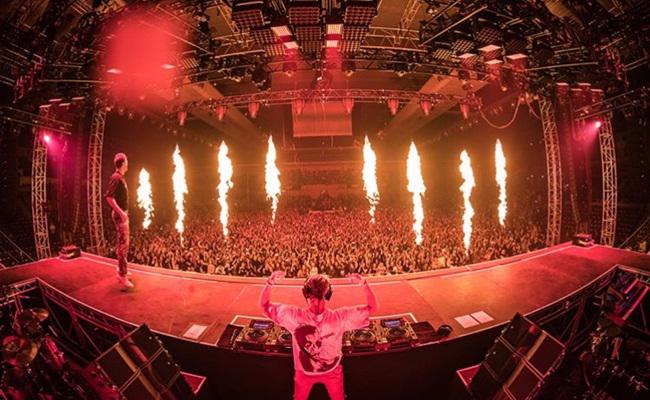 Konser The Chainsmokers yang bakal banyak aksi panggung/copyright Vemale.com/Anisha