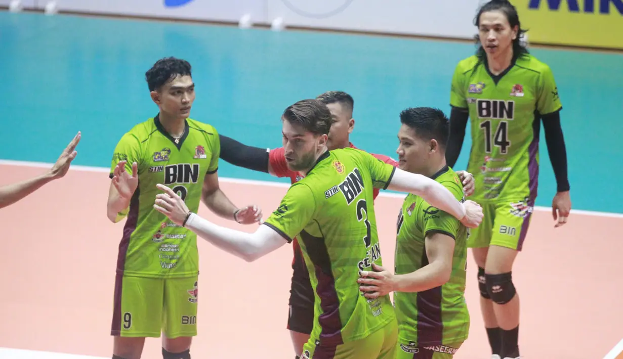 Tim putra Jakarta STIN BIN memastikan menjadi juara putaran pertama PLN Mobile Proliga 2024 setelah pada laga penutup putaran pertama mengalahkan Jakarta Bhayangkara Presisi 3-1 (14-25, 25-21, 25-20 dan 25-21) di GOR Tri Dharma Petrokimia, Gresik, Jawa Timur, Jumat (17/5/2024). Dalam klasemen akhir putaran pertama, STIN BIN yang mengoleksi 16 poin hasil 5 kali menang dan sekali kalah, unggul satu poin dari peringkat kedua, juara bertahan musim lalu, Jakarta Lavani Allo Bank Electric. (Dok. PBVSI)