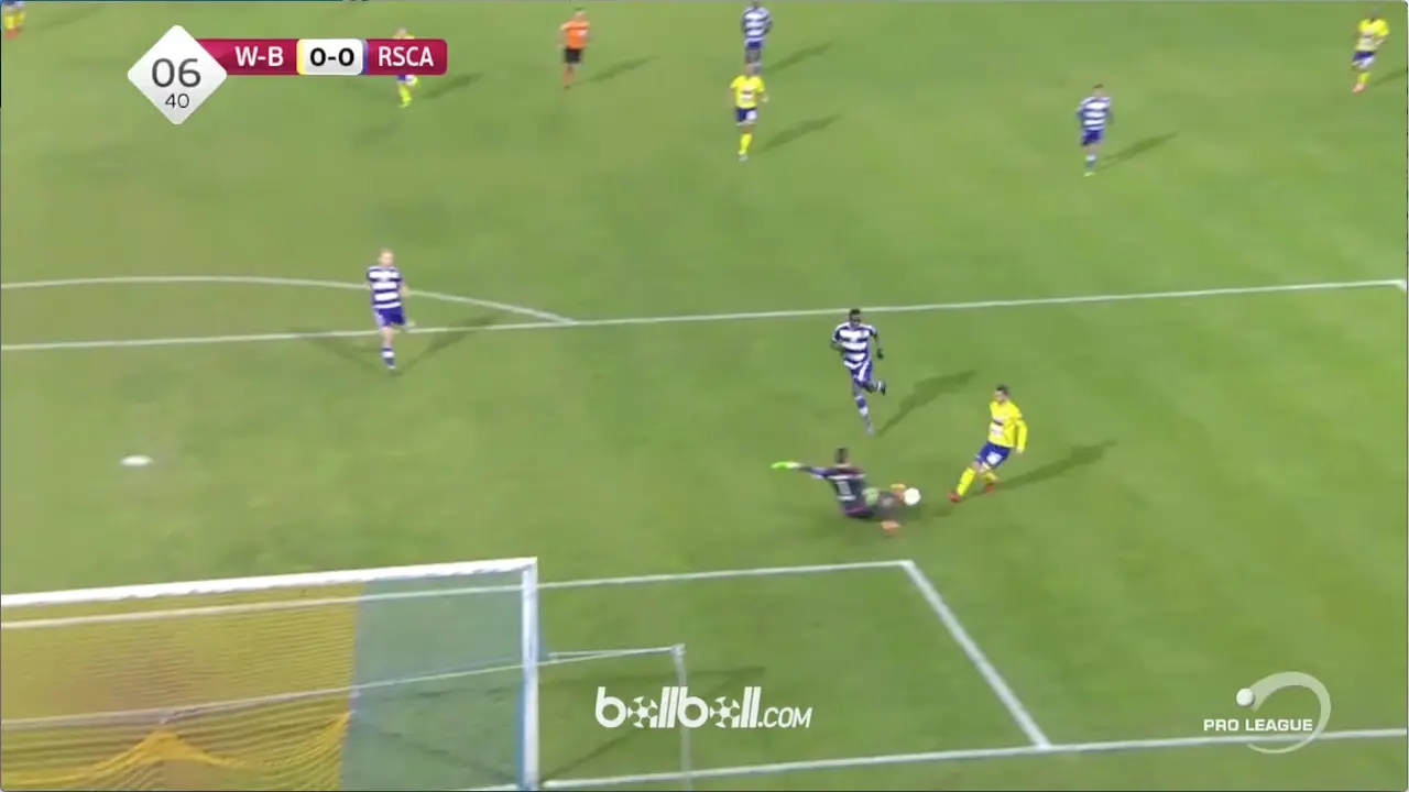Lolos Jebakan Off-Side, Striker Ini Malah Gagal Cetak Gol Indah