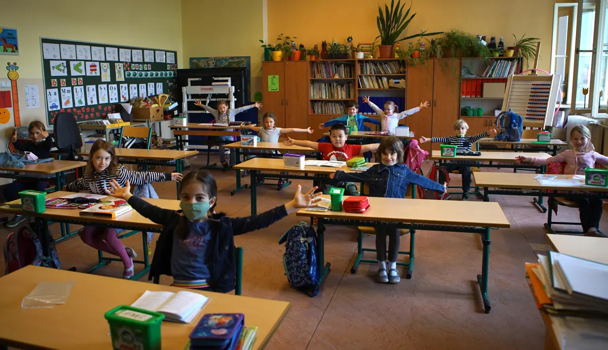 Anak-anak terlihat di dalam kelas di sebuah sekolah di Praha, Republik Ceko (25/5/2020). Pencabutan pembatasan tersebut dalam upaya membuka kembali perekonomian lebih lanjut. (Xinhua/Dana Kesnerova)