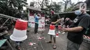 Warga menyelesaikan pemasangan ornamen bernuansa Kemerdekaan RI di "Kampung Merdeka" RW 04 Kelurahan Kebon Melati, Tanah Abang Jakarta, Rabu (11/8/2021). Kampung Merdeka dihias dengan mural dan beragam ornamen merah putih dalam rangka menyambut Hari Kemerdekaan ke-76 RI (merdeka.com/Iqbal S Nugroho)