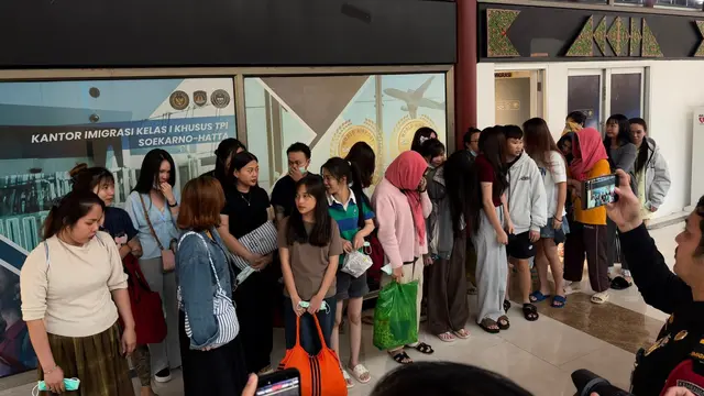 25 WN Vietnam Pelaku Dugaan Trading Scam Dideportasi dari Batam, Langsung Diserahkan ke Polisi Negaranya