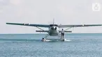 Sebuah pesawat apung mendarat di Pulau Gili Iyang, Sumenep, Madura, Senin (26/04/2021). Badan Penelitian dan Pengembangan Perhubungan (Balitbanghub) mengadakan uji operasional seaplane atau pesawat apung dengan rute Bali menuju Gili Iyang. (Liputan6.com/HO/Balitbanghub)