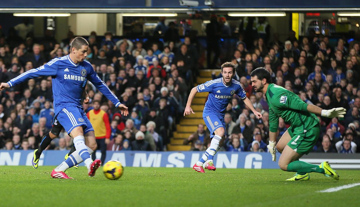 Chelsea mengontrak Fernando Torres dengan biaya rekor Inggris saat itu sebesar € 58,5 juta dari Liverpool. Tetapi koleksi 45 gol dari 172 penampilan jelas bukan rapor yang membanggakan. (Foto: AP/Alastair Grant)