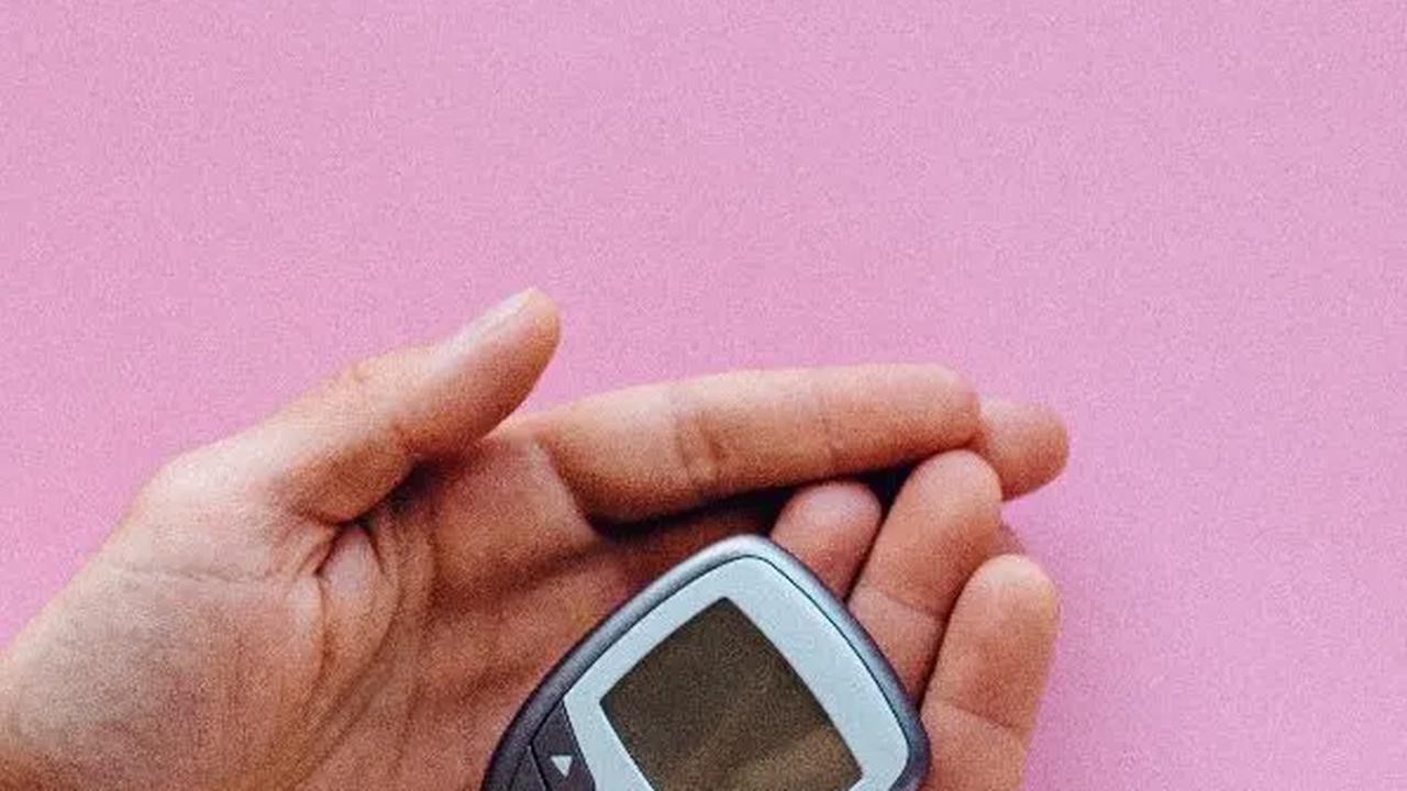 Pilihlah camilan dengan kandungan karbohidrat rendah, yang bisa menjaga berat badan dan membuat kadar gula darah tetap stabil. Jadi, ngemil pun tetap bisa dilakukan dengan aman dan nyaman.