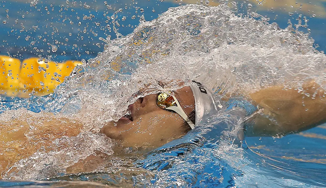 Perenang asal Australia Mitchell Larkin saat final nomor 200m gaya punggung putra pada FINA World Swimming Cup 2015 di Hamad Aquatic Centre, Qatari capital, Doha,Selasa (3/11/2015).  (AFP PHOTO / AL-WATAN DOHA / Karim Jaafar) 