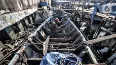 Syamsudin (71) saat menyelesaikan perbaikan kapal nelayan di kawasan Sunda Kelapa, Jakarta, Rabu (17/3/2021). 5 dekade sudah Syamsuddin menggeluti profesi sebagai pembuat kapal nelayan di Sunda Kelapa. (merdeka.com/Iqbal S. Nugroho)