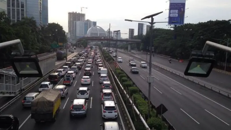 Tol Dalam Kota Macet Depan Kartika Chandra Parah