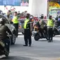 Polantas menghentikan kendaraan saat Operasi Gabungan Tertib Administrasi Kendaraan Bermotor (KBM) Kendaraan Tidak Mendaftar Ulang (KTMDU) 2022 di Jembatan Panus, Depok, Kamis (9/6/2022). Ratusan kendaraan bermotor yang belum membayar pajak atau kendaraan tidak melakukan daftar ulang (KTMDU) terjaring dalam razia yang dilakukan Sistem Administrasi Manunggal Satu Atap (Samsat) Depok ini. (merdeka.com/Arie Basuki)