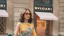 Adalah Buckget Bag dari Marc Jacobs warna kuning yang senada dengan atasannya seharga Rp6,3jutaan [@claurakiehl]