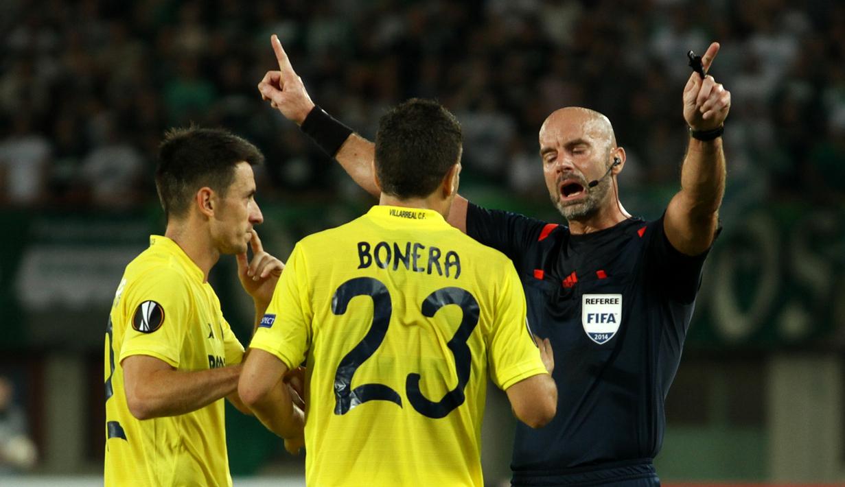 Wasit Stefan Johannesson asal Swedia menolak protes yang dilakukan pemain Villarreal CFdi laga fase grup Liga Europa di Stadion Ernst Happel, Wina, Austria, Kamis (18/9/2015) dini hari WIB. (Bola.com/Reza Khomaini)