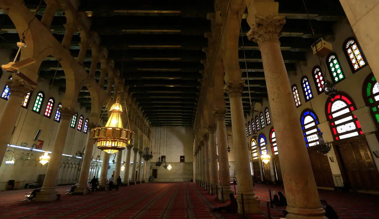 Suasana bagian dalam masjid bersejarah Umayyad di kota lama Damaskus, Suriah, Selasa (22/5). Masjid ini didirikan pada masa kekhalifahan Bani Umayyah, sekitar 88-97 Hijriah atau 706-715 Masehi. (AFP PHOTO/LOUAI BESHARA)