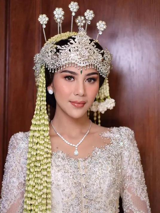 Penampilannya semakin sempurna dengan siger dan makeup bold pengantin. [Foto: Instagram/ayungberinda]