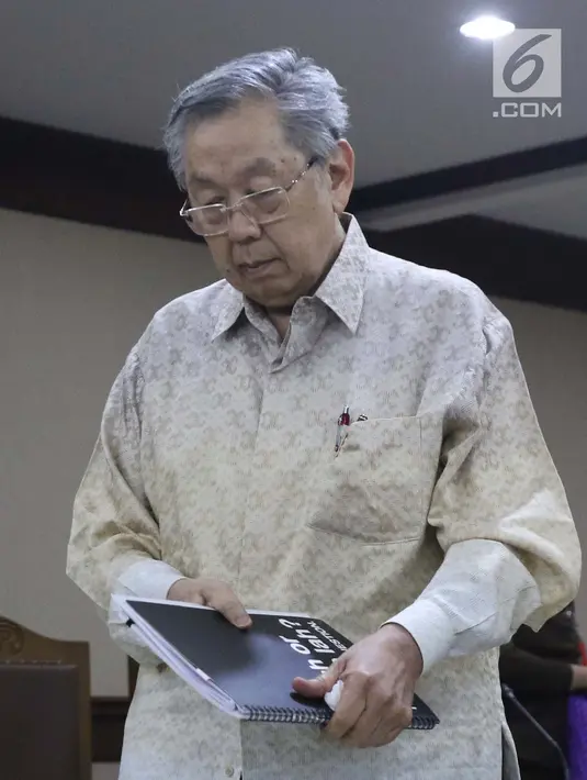 Terdakwa korupsi pengelolaan dana pensiun PT Pertamina, Edward Soeryadjaya usai sidang putusan di PN Jakarta Pusat, Kamis (10/1). Edward dinyatakan bersalah, dihukum 12 tahun 6 bulan penjara, denda Rp 500 juta. (Liputan6.com/Helmi Fithriansyah)