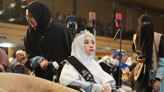 Ibunda Oki setiana Dewi saat wisuda
