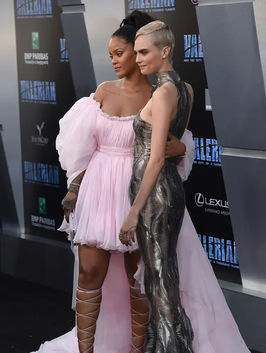Cara Delevingne bersama penyanyi Rihanna saat tiba menghadiri pemutaran perdana film terbarunya, Valerian and the City of a Thousand Planets di Los Angeles, AS (17/7). Film ini digarap sutradara kondang Luc Besson. (Photo by Jordan Strauss/Invision/AP)