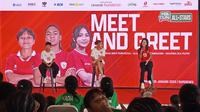 Tiga pemain timnas putri Indonesia hadir saat Meet and Greet MilkLife Soccer Challenge All-Stars di Kudus. (Liputan6.com/Arief Pramono)