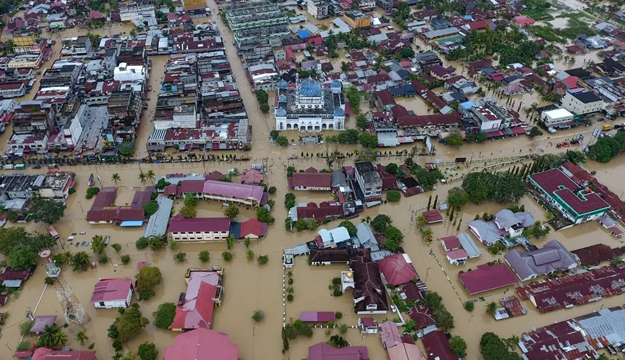 Foto udara menunjukkan bangunan, termasuk masjid (tengah atas), terendam banjir di Lhoksukon, Aceh Utara, Aceh, 3 Januari 2022. Lhoksukon menjadi kecamatan terparah di Aceh Utara yang dilanda banjir. (ZIKRI MAULANA/AFP)