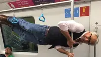 Kakek 68 Tahun Ini Bergaya ala Atlet Olimpiade di Subway