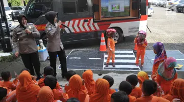 Polisi wanita (polwan) mengajarkan tertib lalu-lintas kepada anak-anak TK ABA Uswatun Hasanah Tembalang saat kunjungan ke Polrestabes Semarang, Selasa (9/4). Acara ini wujud nyata kepedulian Polri kepada masyarakat khususnya anak-anak. (Liputan6.com/Gholib)