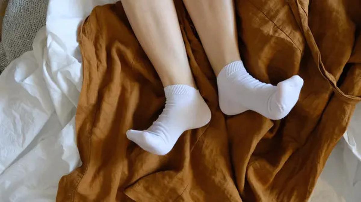 Benarkah Tidur dengan Mengenakan Kaus Kaki Baik Bagi Tubuh? Ini Penjelasannya
