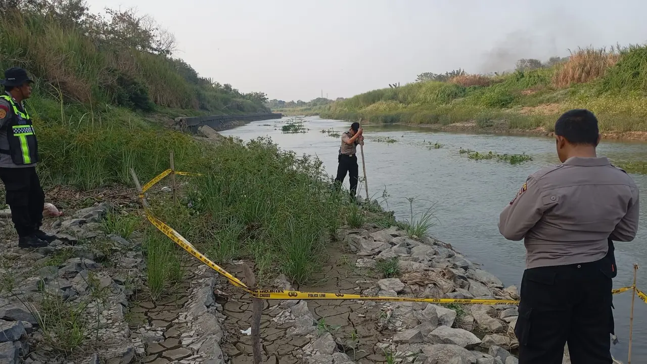 _Kerangka Manusia Ditemukan di Sungai Citarum Bekasi, Polisi Turun Tangan