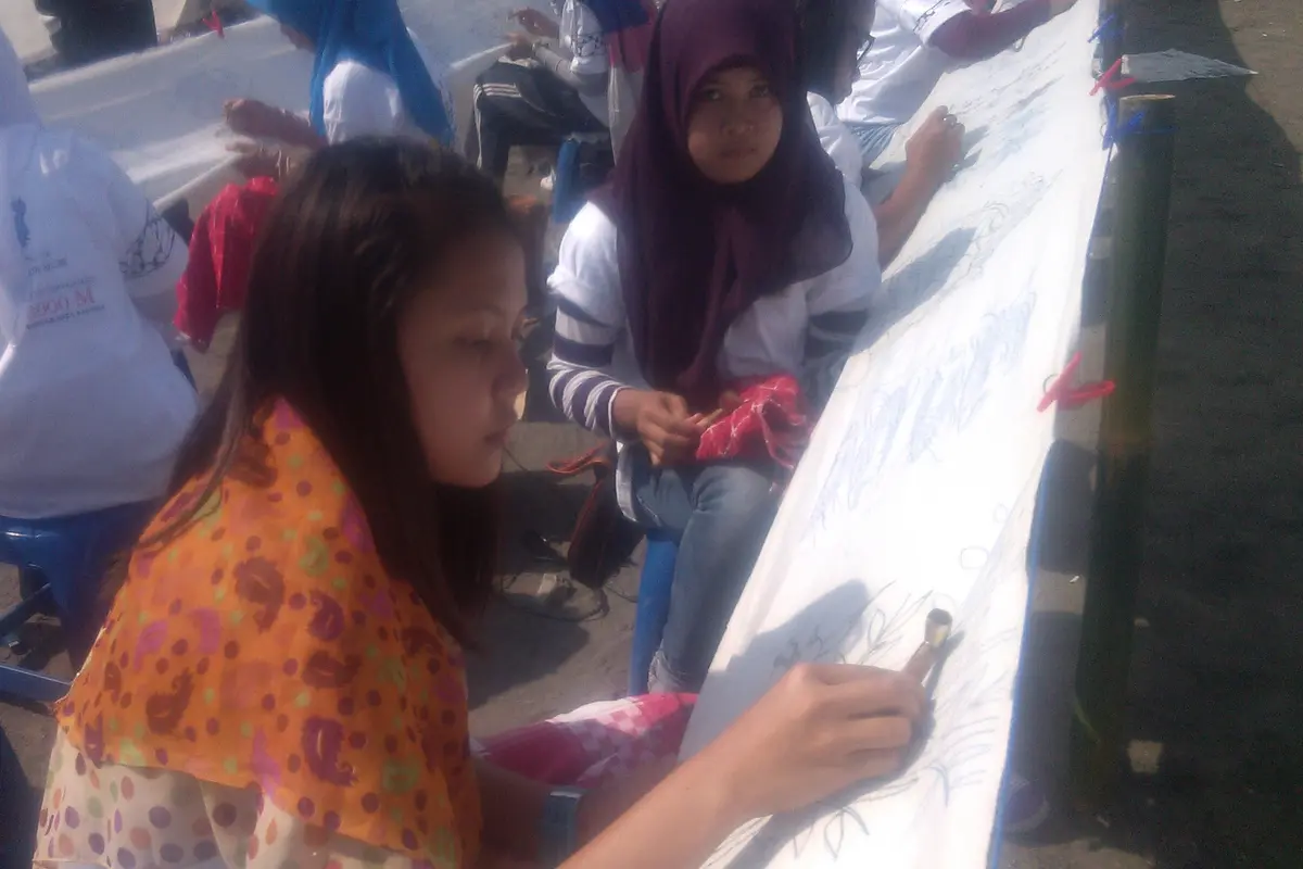 Rekor MURI membatik 3000 meter 1014