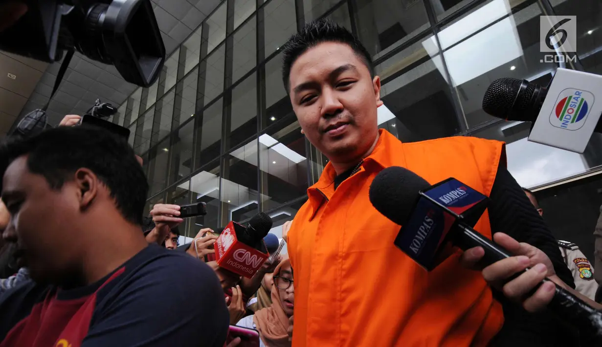 Wali Kota Kendari Adriatma Dwi Putra saat ditanya wartawan usai menjalani pemeriksaan di gedung KPK, Jakarta, Selasa (13/3). Adriatma diperiksa sebagai tersangka terkait suap proyek pengadaan barang dan jasa tahun 2017-2018. (Merdeka.com/Dwi Narwoko)