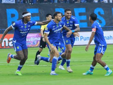 Para pemain Persib Bandung merayakan gol Patricio Matricardi ke gawang PSIM Yogyakarta pada pertandingan pekan ke-31 BRI Super League 2025/2026di Stadion Gelora Bandung Lautan Api, pada Senin (4/5/2026) sore WIB. (Bola.com/Erwin Snaz)