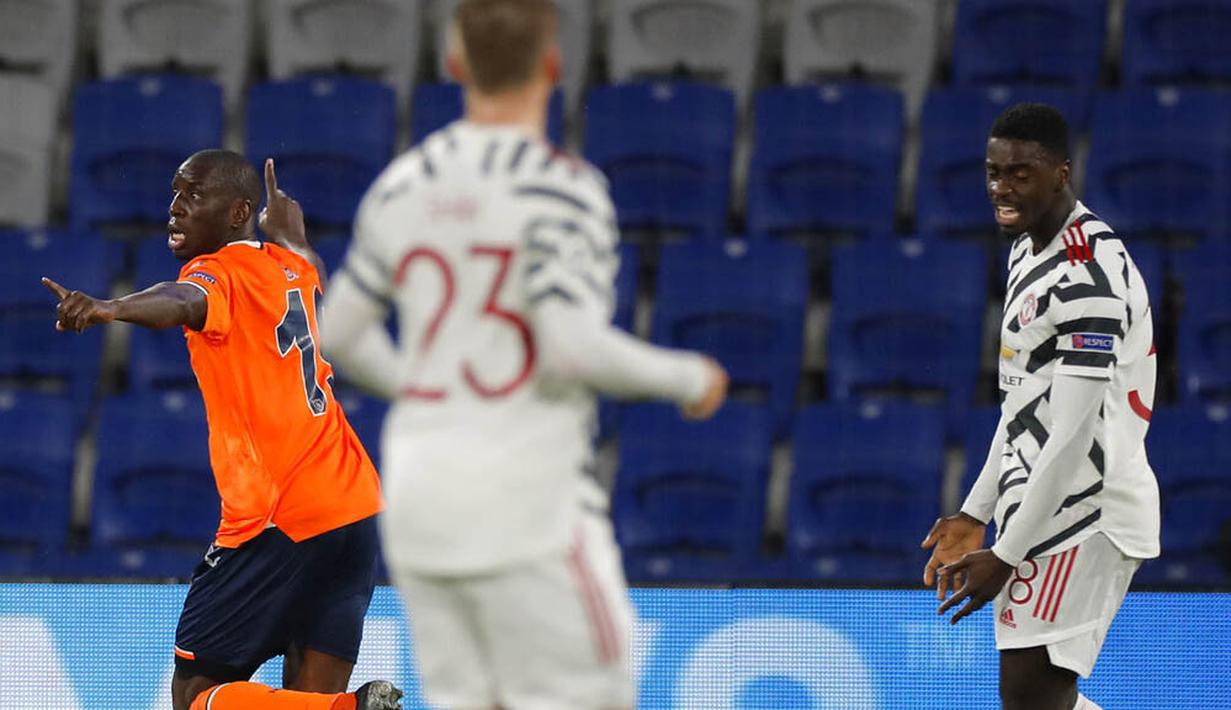 Pemain Istanbul Basaksehir, Demba Ba, melakukan selebrasi usai mencetak gol ke gawang Manchester United pada laga Liga Champions di Stadion Fatih Terim, Kamis (5/11/2021). MU takluk dengan skor 2-1. (AP Photo)