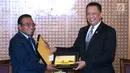Ketua DPR RI, Bambang Soesatyo (kanan) menyerahkan cenderamata kepada Presiden Timor Leste Francisco Guterres Lu Olo usai pertemuan di Gedung MPR/DPR RI, Jakarta, Jumat (29/6). Pertemuan untuk menjalin hubungan baik. (Liputan6.com/Helmi Fithriansyah)