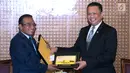 Ketua DPR RI, Bambang Soesatyo (kanan) menyerahkan cenderamata kepada Presiden Timor Leste Francisco Guterres Lu Olo usai pertemuan di Gedung MPR/DPR RI, Jakarta, Jumat (29/6). Pertemuan untuk menjalin hubungan baik. (Liputan6.com/Helmi Fithriansyah)