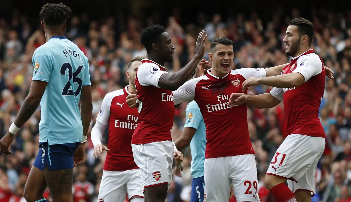 Striker Arsenal, Danny Welbeck, merayakan gol yang dicetaknya ke gawang Bournemouth pada laga Premier League di Stadion Emirates, London, Sabtu (9/9/2017). Arsenal menang 3-0 atas Bournemouth. (AFP/Ian Kington)